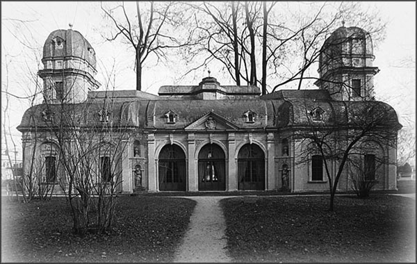 Baroque pavilion in the backyard of the Juliusspital in Würzburg. Originally a garden pavilion, it was later remodeled to form the Theatrum Anatomicum, where Virchow worked from 1849 to 1853 in the right wing. Kölliker, an anatomist, occupied the left wing. Years later, it was converted into a greenhouse. It is a conference room and exhibition hall today. Courtesy of the Institute of Pathology, University of Würzburg.